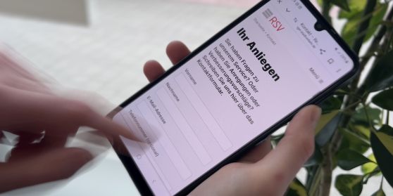 Es wird gezeigt, wie es aussieht, wenn man das DTicket als QR Code auf dem Handy hat.