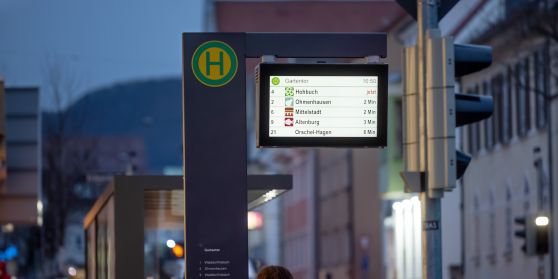 Haltesllenanzeiger der RSV in Dunkelheit