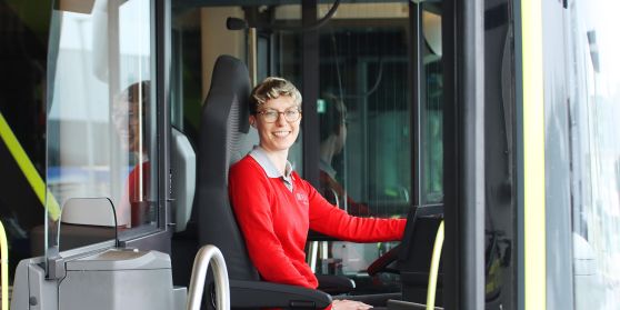 Auszubildendene sitzt nach bestandener IHK Prüfung stolz am Steuer