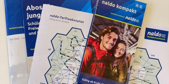 Flyer für die neuen Preise liegen auf dem naldo Wabenplan