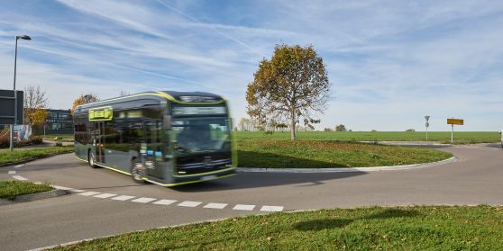 Ein Bus der RSV fährt durch den Kreisverkehr in Pliezhausen