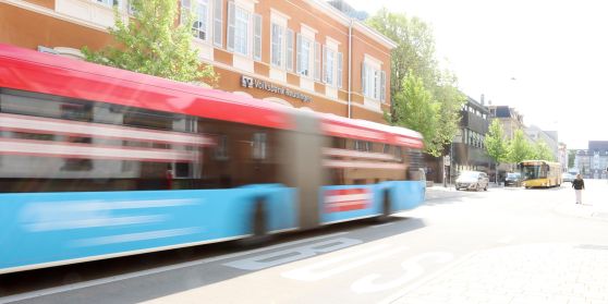 Ein Bus der RSV fährt schnell durch die Gartenstraße