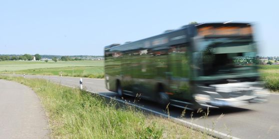 Ein Bus der RSv fährt Überland zwiswchen Pliezhausen und Oferdingen