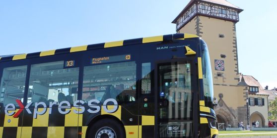 expresso Bus steht vor dem Tübinger Tor