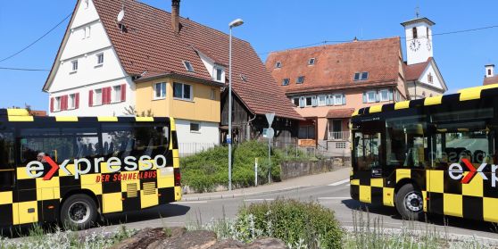 Zwei Expresso Busse begegnen sich in Rommelsbach am Kreisel