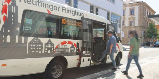 Fahrgäste steigen in den neuen Rinbus Linie 80 ein.