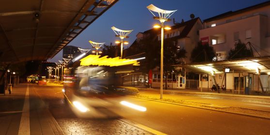 Ein Nachtbus der RSV fährt durch Reutlingen