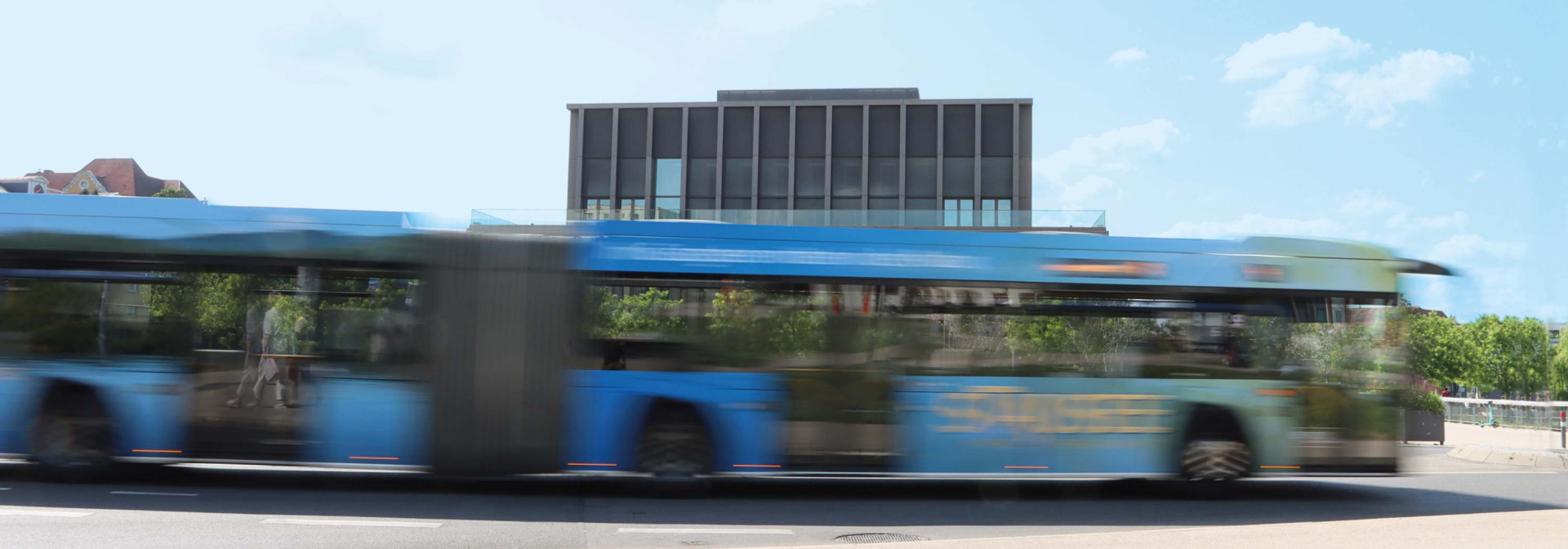 Ein Bus der RSV fährt in Reutlingen an der Stadthalle vorbei. Der Bus ist etwas unscharf zu sehen.