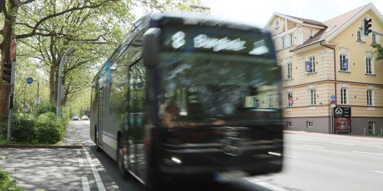 Ein Bus der Rsv fährt durch die Gartenstraße