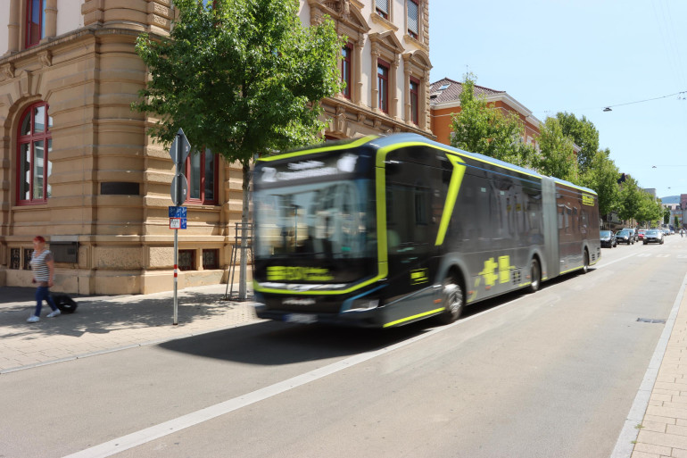 Ein E-Bus in der Gartenstraße Reutlingen an der Haltestelle Planie