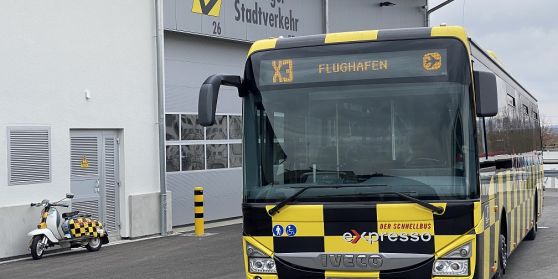 Der eXpresso steht startbereit zur Abfahrt an den Flughafen