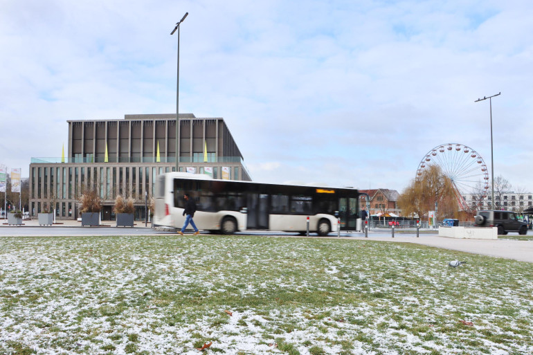 Ein Bus der RSV fährt im Winter vor der Stadthalle Reutlingen.