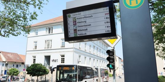 Auf einer Anzeigentafel an der Haltestelle werden verschieden Infos dargestellt.