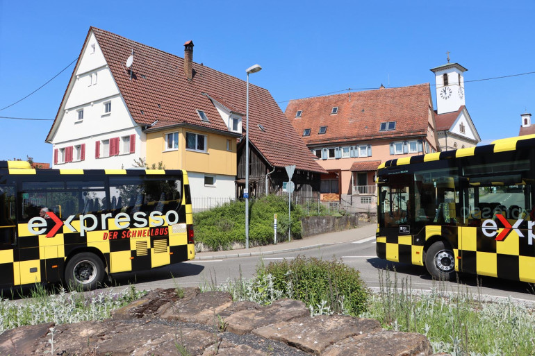 Zwei Expressp Buss begegnen sich