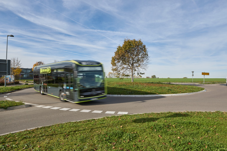 Ein Bus fährt durch den Kreisverkehr in Pliezhausen Linie 33