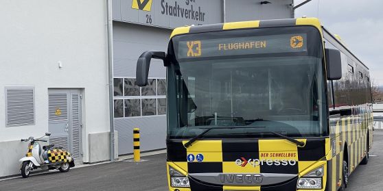 Der eXpresso steht startbereit zur Abfahrt an den Flughafen