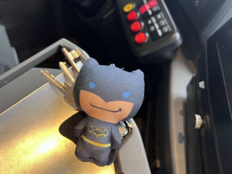 im Bus wurde ein Schlüsselanhänger mit einer Batman Figur gefunden