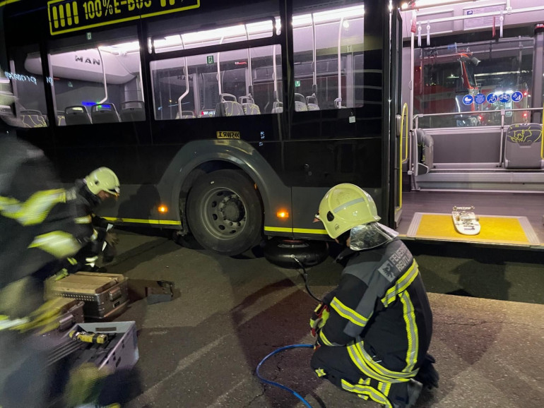 Feuerwehrmänner heben einen Bus der RSV an