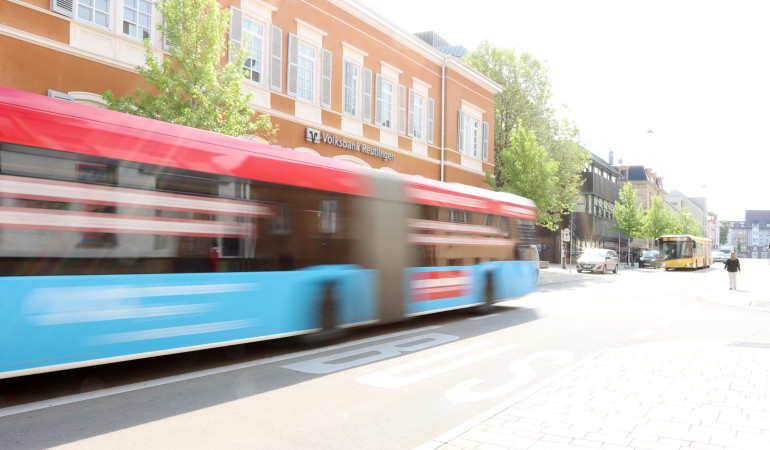 Ein Bus der RSV fährt schnell durch die Gartenstraße