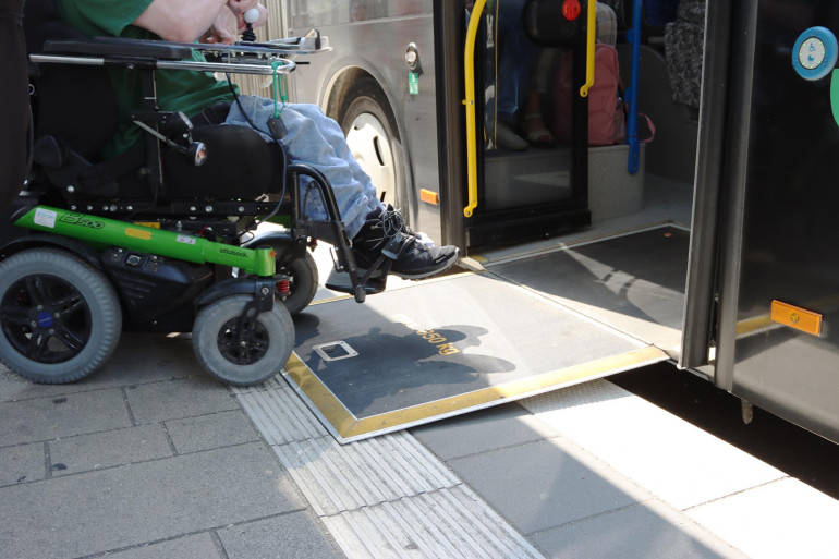 Ein Rollstuhlfahrer fährt über eine Rampe in einen Bus der RSV hinein