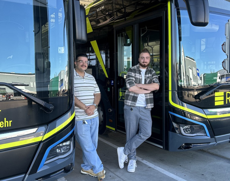 Neue Azubis der RSV zwischen zwei Bussen