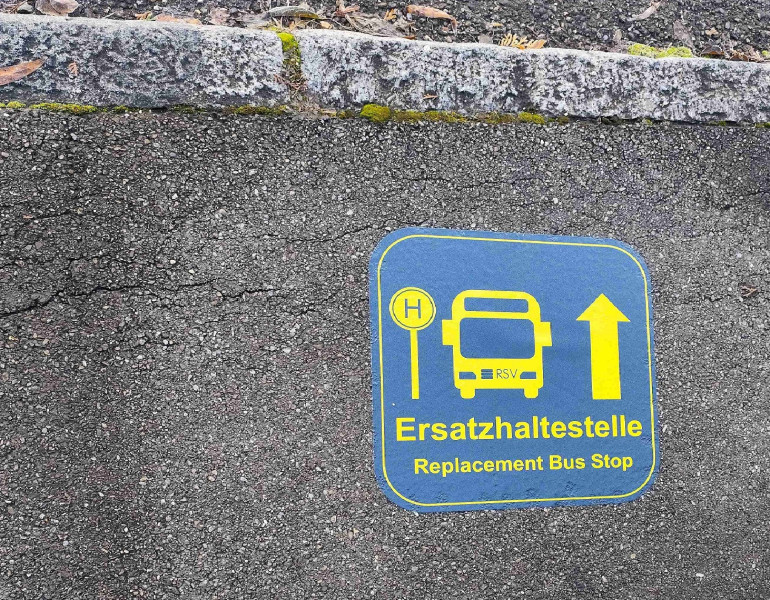 Bild einer Bodenmarkierung für Ersatzhaltestellen