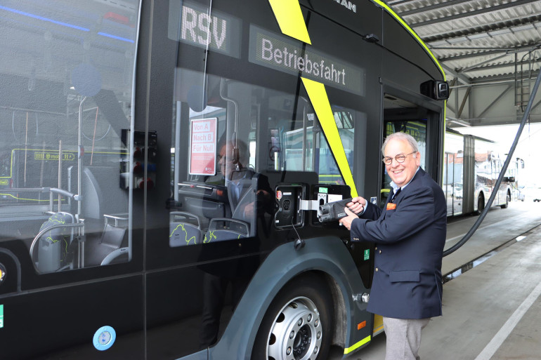 OB Keck lädt einen E-bus der RSV
