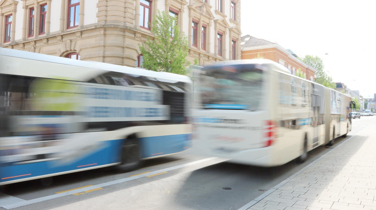 Zwei Busse der RSV fahren aneinander vorbei. Die Busse sind unscharf.