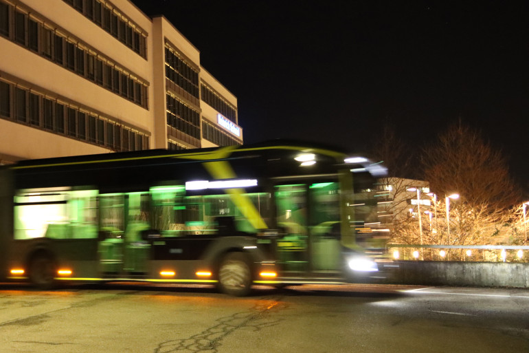 Ein Nachtbus der RSV fährt durch Reutlingen
