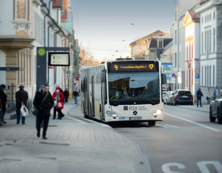 Ein Bus der RSV hält an der Haltestelle Planie