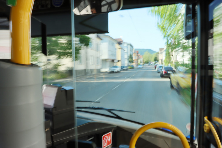 Blick von innen aus dem Bus auf die Straße