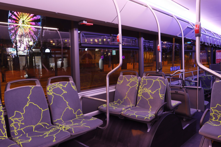 Innennansicht eines Busses zur Weihnachtszeit mit Riesenrad 