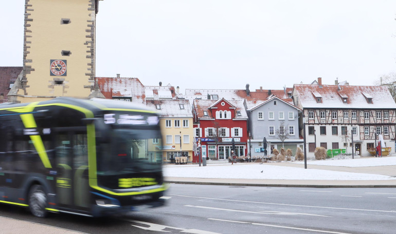 Ein Bus der RSV fährt bei Schnee vor dem Tübinger Tor vorbei