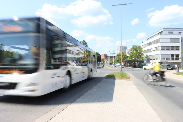 Ein Bus der RSV fährt noch vor der Demonstartion durch den ZOB